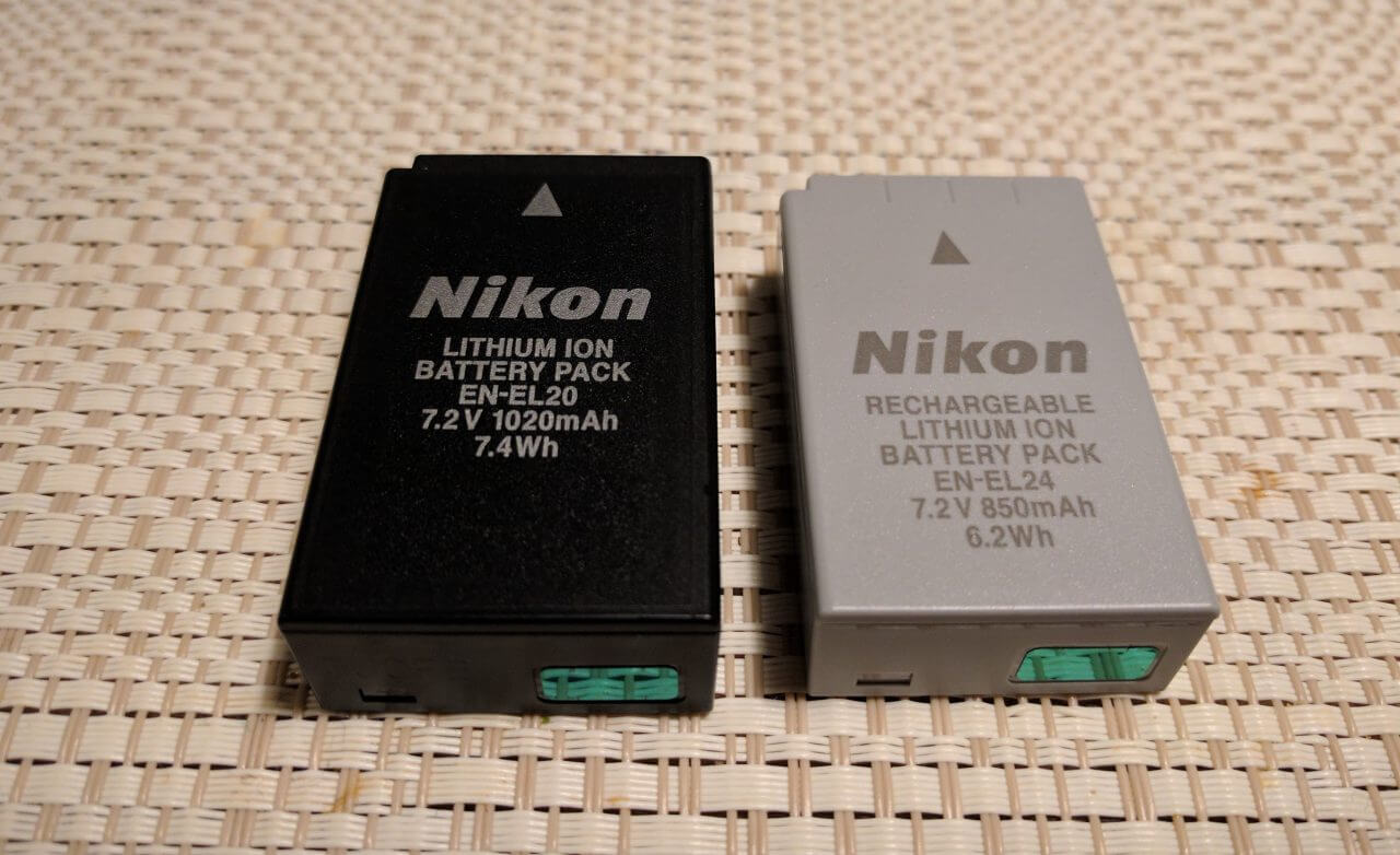 Nikon 1 J1(左)とJ5(右)の比較 バッテリー