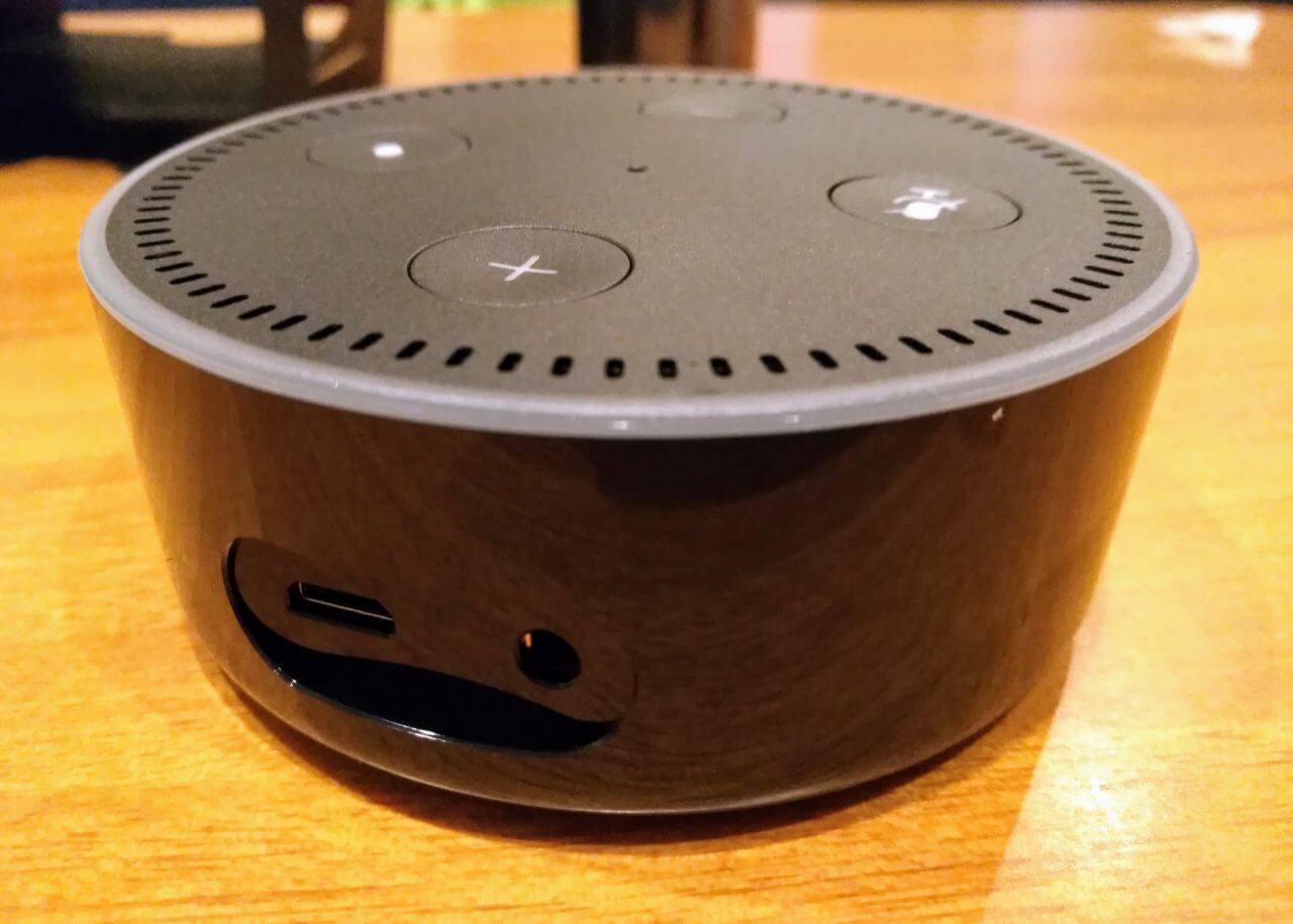 Amazon Echo Dot の背面