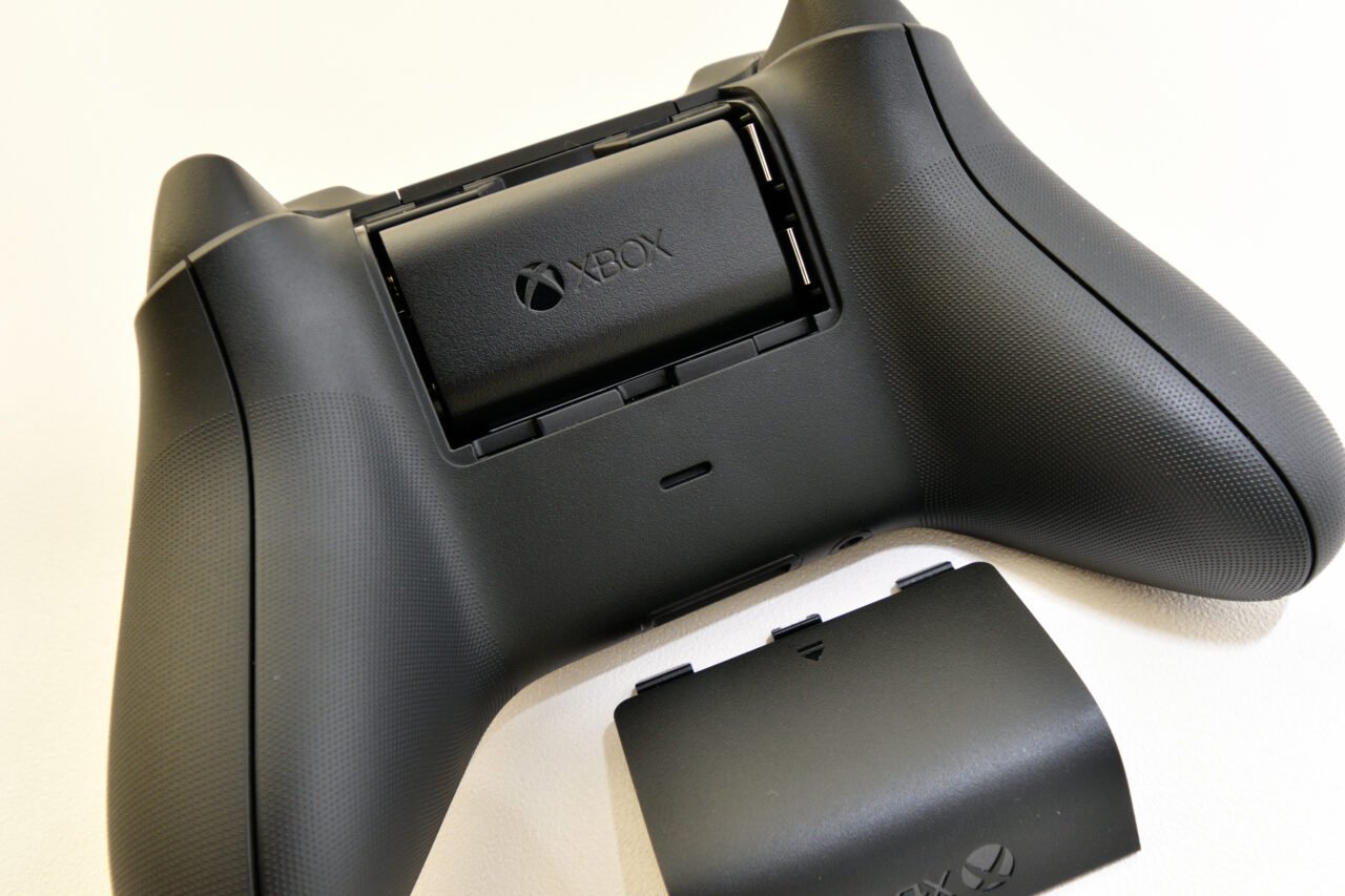 Xbox ワイヤレス コントローラーに専用バッテリーをセット